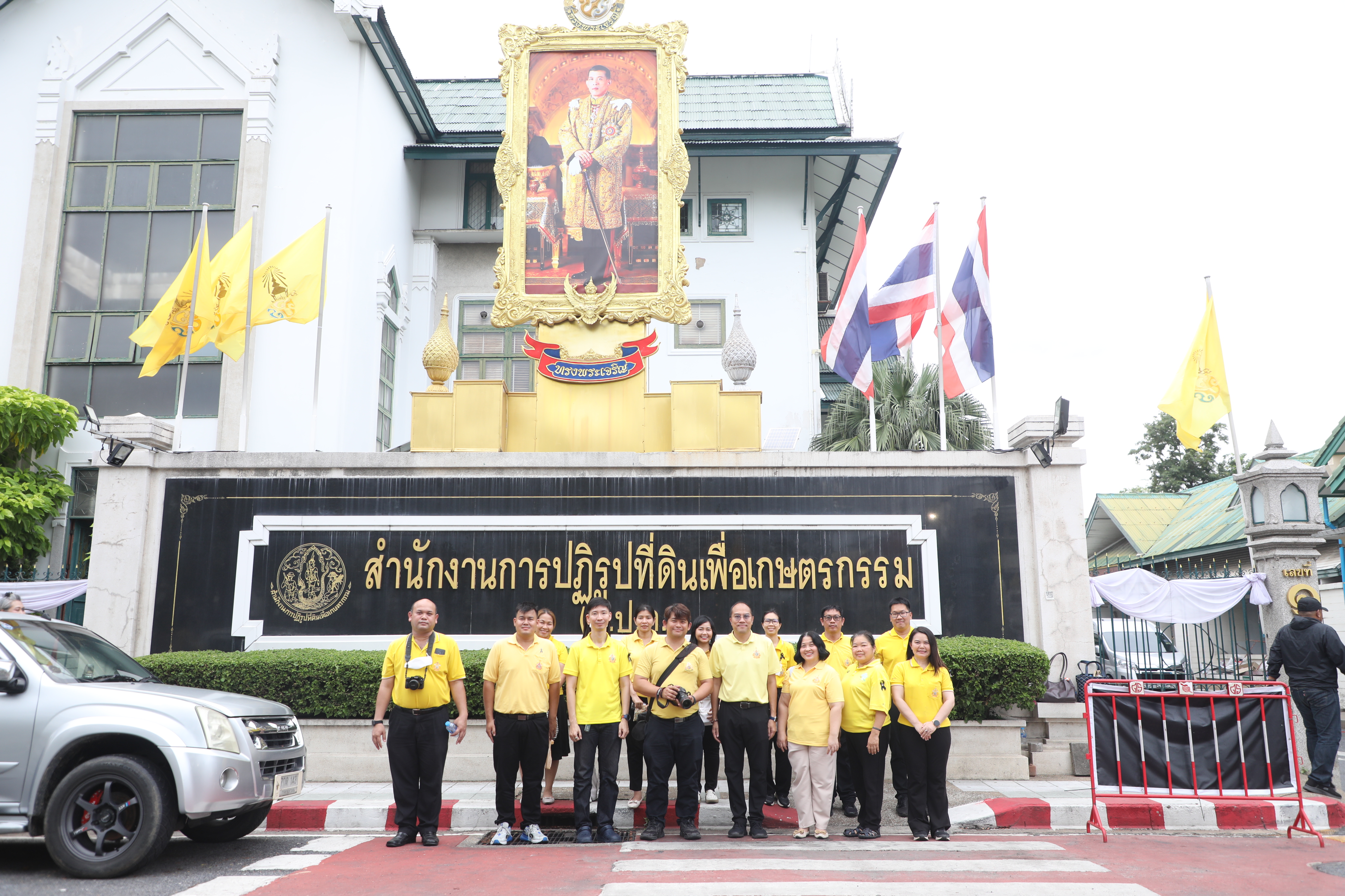 title - ส.ป.ก. ร่วมเฝ้ารับเสด็จฯ พระบาทสมเด็จพระเจ้าอยู่หัว และ สมเด็จพระนางเจ้า ฯ พระบรมราชินี เนื่องในโอกาสเสด็จพระราชดำเนินไปในการ พระราชพิธีเฉลิมพระชนมพรรษา 28 กรกฎาคม 2569